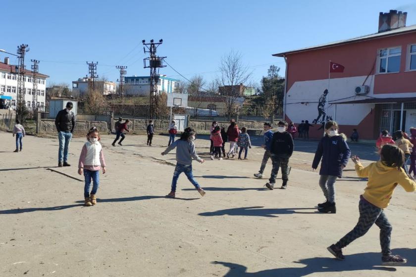 Köy okulunda bahçede oynayan çocuklar