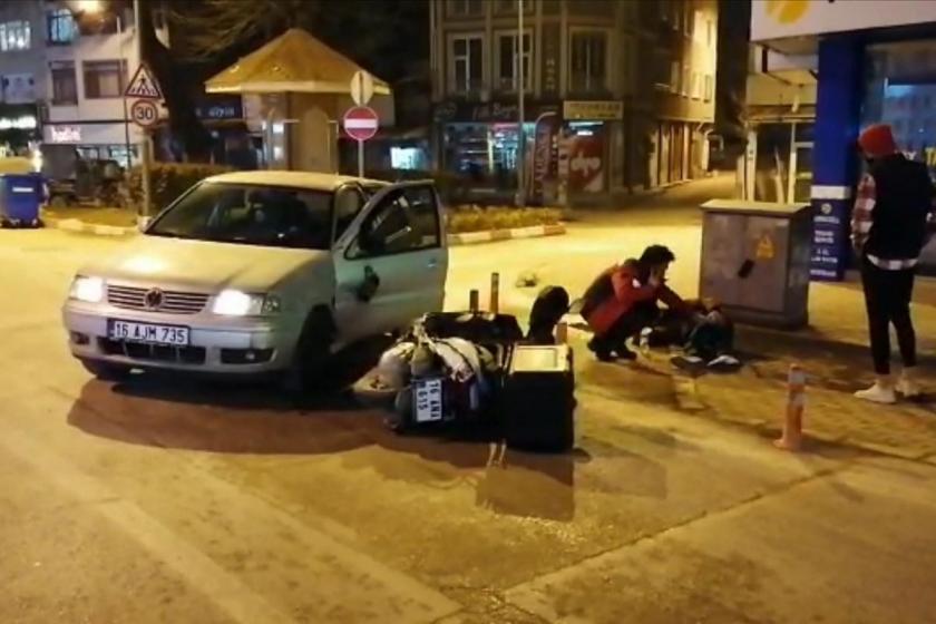 Kaza yapmış otomobil ve motosiklet; motokurye yaralı.