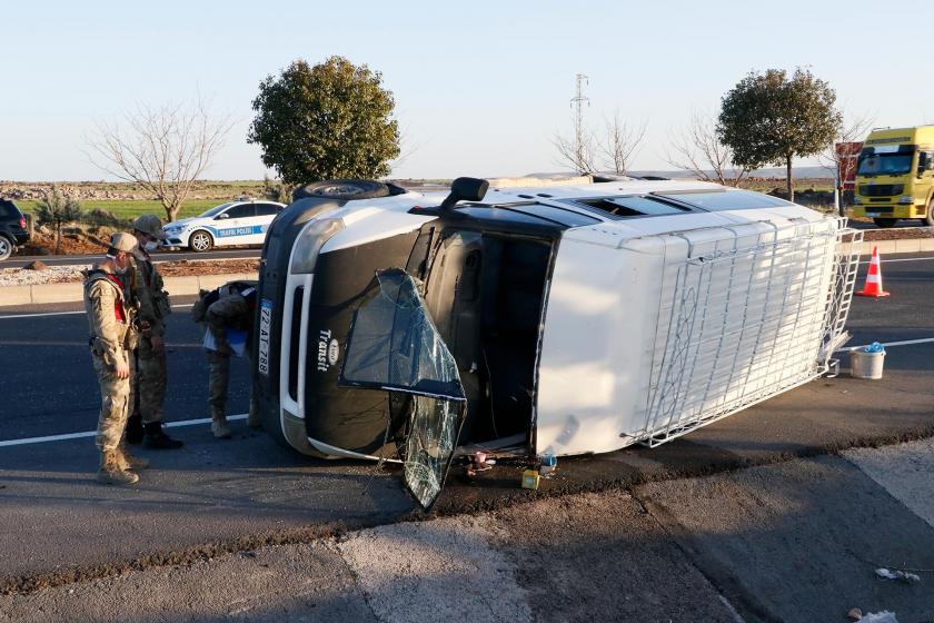 Kaza yapan minisü devrilmiş halde, yanında jandarma ekipleri var