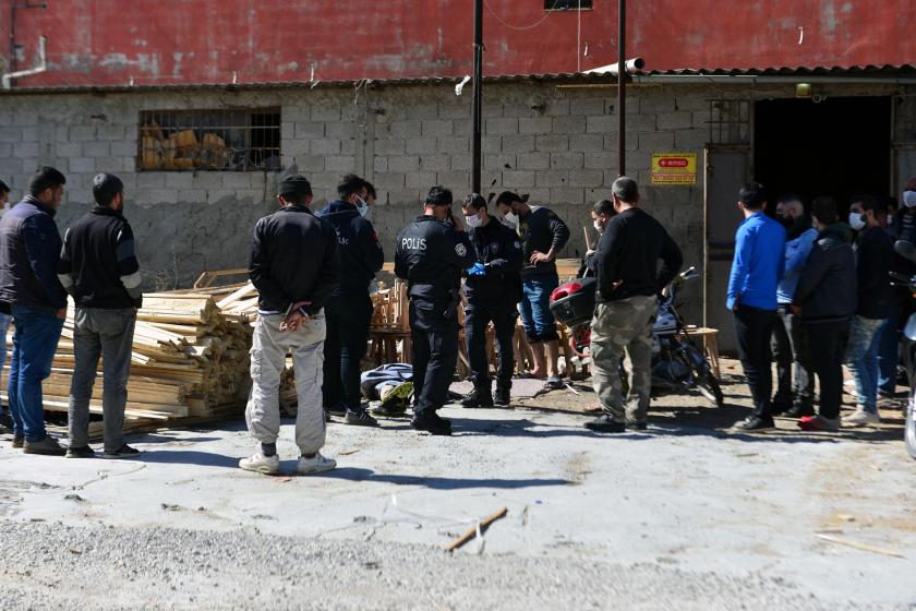 Emir Dibo yerde hareketsiz yatıyor, etrafında polis ve işçiler var