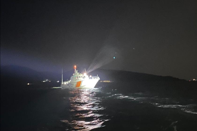 Çanakkale'nin Gökçeada ilçesi açıklarında içinde 5 kişinin bulunduğu teknenin batması sonucu bir kişi öldü, kayıp iki kişi aranıyor.