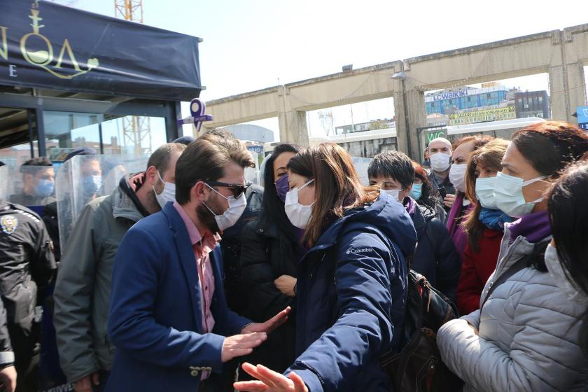 HDP İsanbul Kadın Meclisi üyeleri (sağda) karşılarında polis