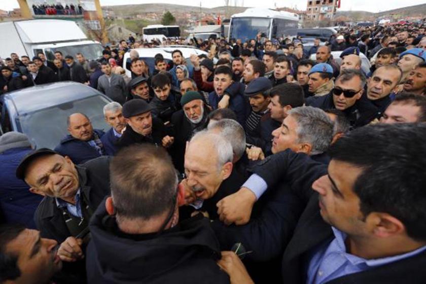 Kılıçdaroğlu'na yumruk atılma anı