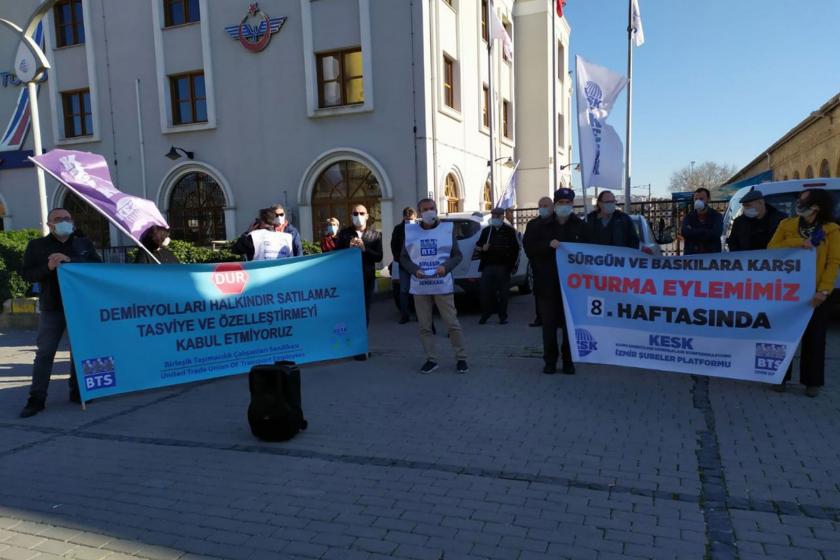 BTS İzmir Şubesi baskı ve sürgünlere karşı Alsancak garı önünde oturma eylemi yaptı.