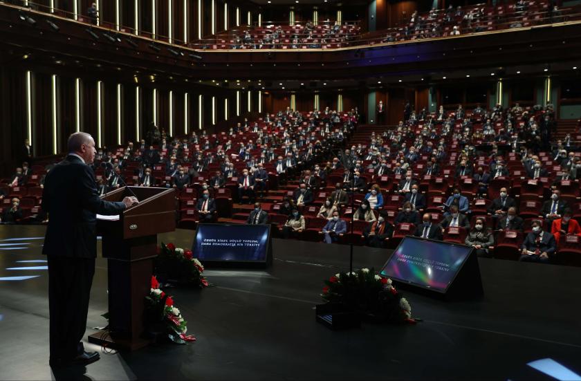 Tayyip Erdoğan kürsüde topluluğa konuşurken 