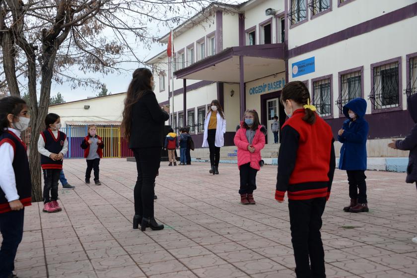 okul bahçesinde öğretmen ve öğrenciler