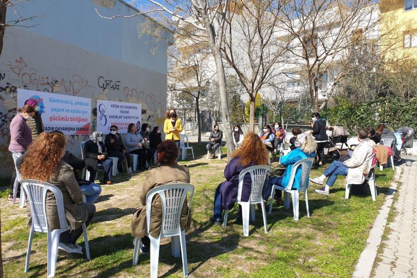 BORKAD ile Ekmek ve Gül İzmir 8 Mart öncesi Bornova Atatürk Mesleki ve Teknik Anadolu Lisesi yanındaki parkta form düzenledi.