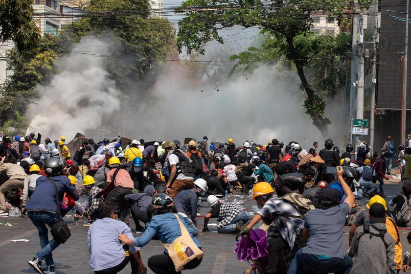 Çok sayıda protestocu gaz bulutunun arkasında