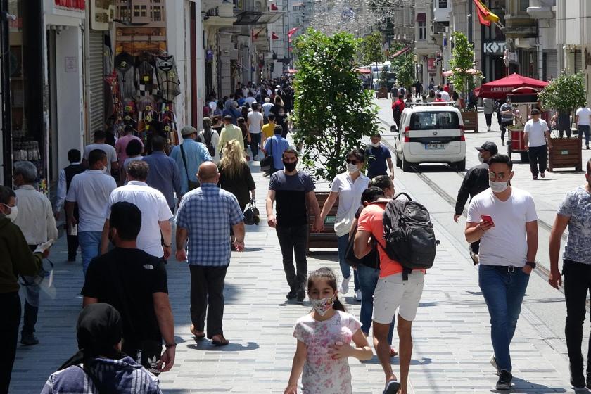 İstiklal Caddesi'nde yürüyen kalabalık