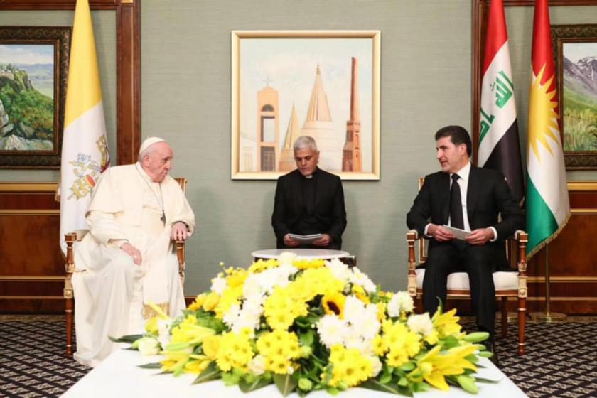 Papa Franciscus (solda) ve Neçirvan Barzani (sağda)