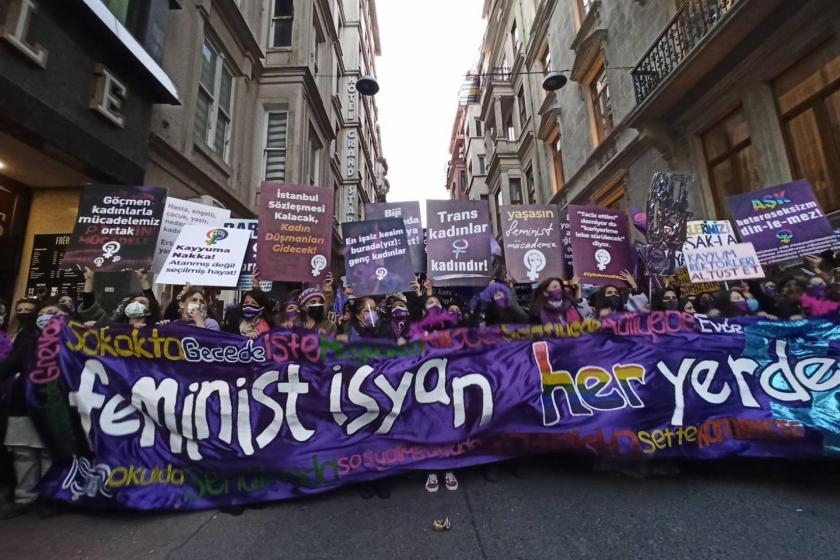 Feminist Gece Yürüyüşü için toplanan kadınlar