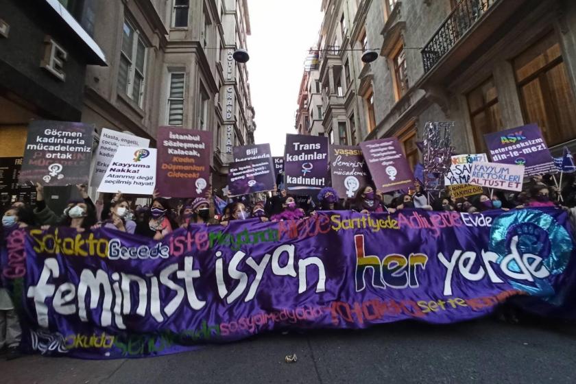 Feminist Gece Yürüyüşü için toplanan kadınlar