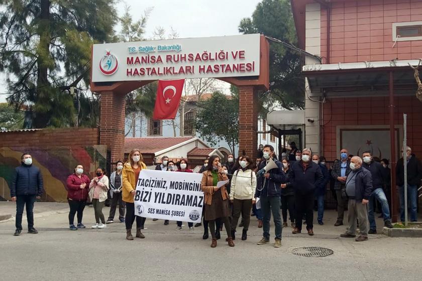 SES Manisa Şubesi üyeleri, Manisa Ruh Sağlığı ve Hastalıkları Hastanesi önünde basın açıklaması yaparken.