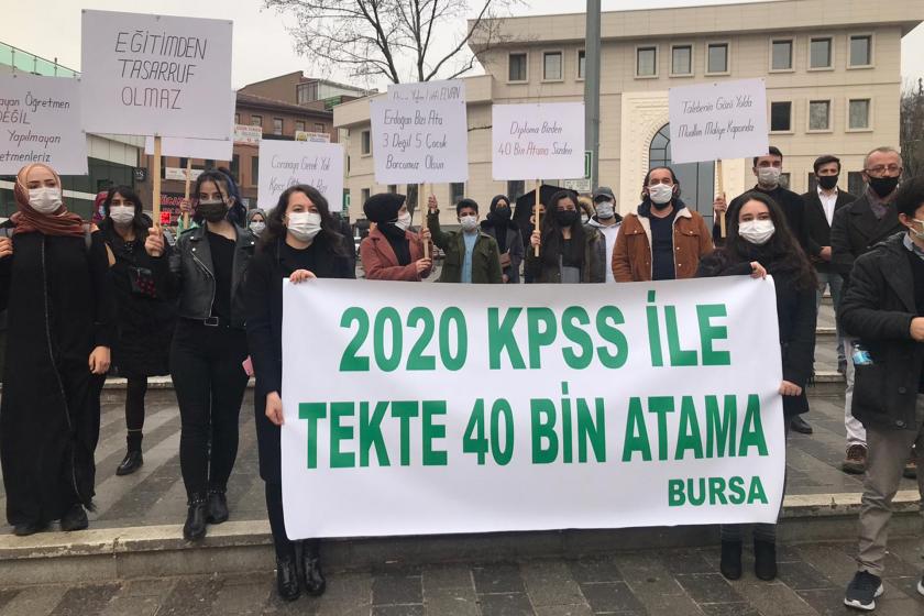 Bursa'da ataması yapılmayan öğretmenler Fomara Meydanı’nda basın açıklaması yaparak ek atama istedi.