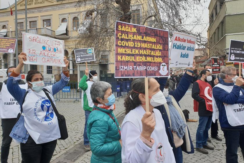 İzmir'de sağlık emekçileri ellerinde dövizlerle eylem yapıyor