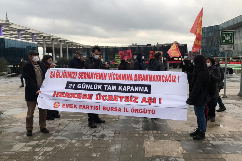 Emek Partisi Bursa İl Örgütü, pandeminin birinci yılını değerlendirmek için Bursa kent meydanında basın açıklaması gerçekleştirdi.