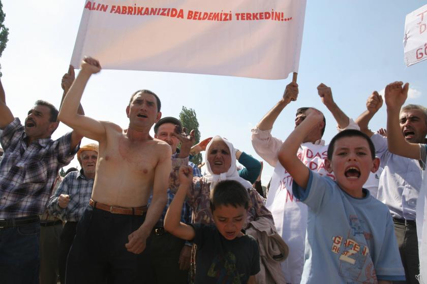 beldelerindeki fabrikaya karşı eylem yapanlar