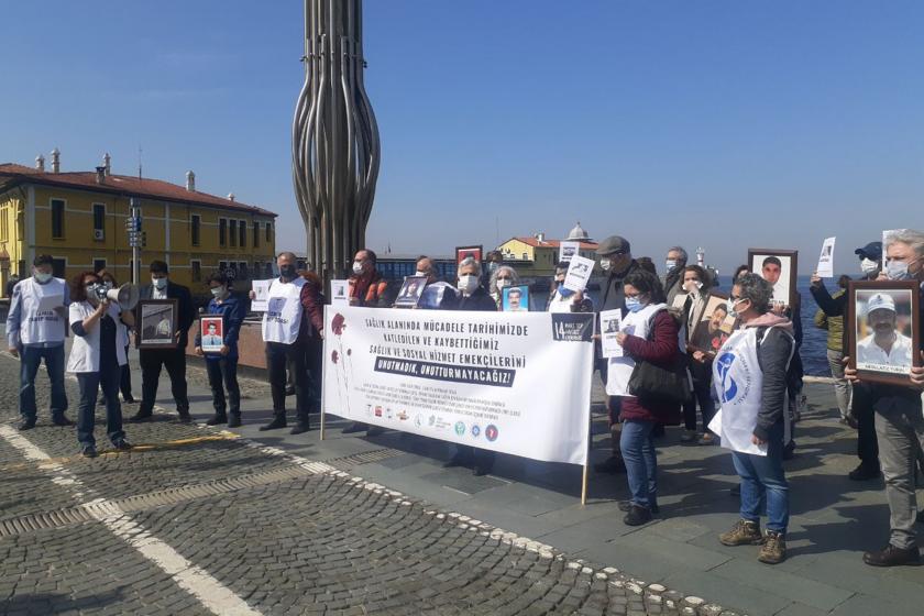 'İnsanca çalışmak ve yaşamak istiyoruz' diyen İzmir Sağlık Platformu, yaşamını yitiren sağlık emekçileri için denize karanfil bıraktı.