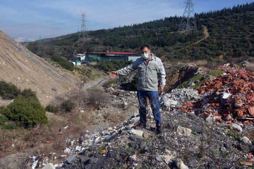 Asbestli atıkların kaçak şekilde döküldüğü tarım alanı çöplüğe dönüştü