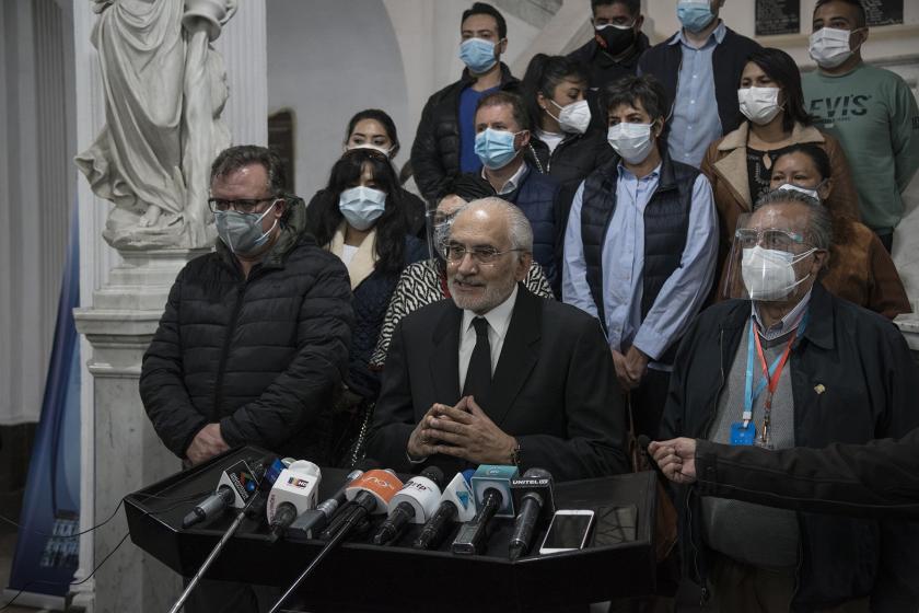 Yurttaş Birliği Partisinin (CC) lideri ve eski Devlet Başkanı Carlos Mesa, başkent La Paz'da düzenlediği basın toplantısında konuşurken.