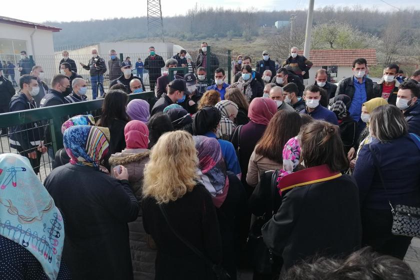 Dava için adliye önüne gelen patlama mağdurları.