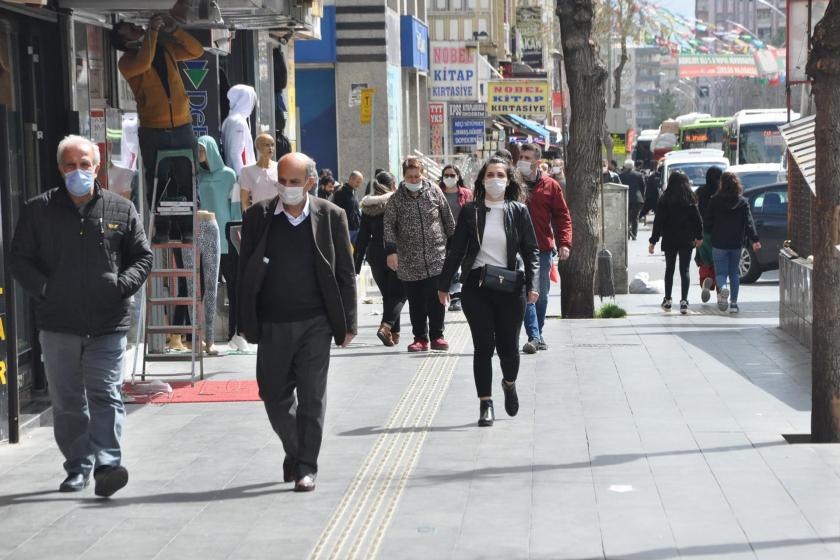 Diyarbakır'da kaldırımda yürüyen insanlar