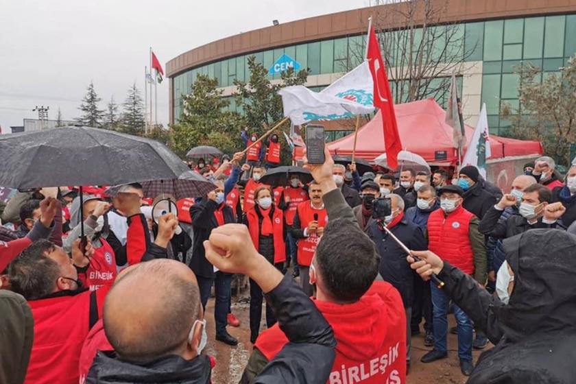 DİSK Genel Başkanı Arzu Çerkezoğlu ve DİSK yönetimi Cem Bialetti fabrikasında grevde olan işçileri ziyaret etti.