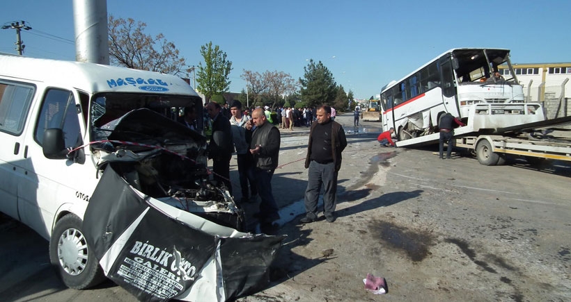 İşçi servisi ile minibüs çarpıştı: 29 yaralı