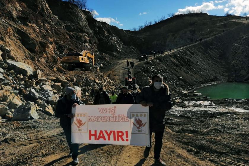 Madeni protesto eden köylüler