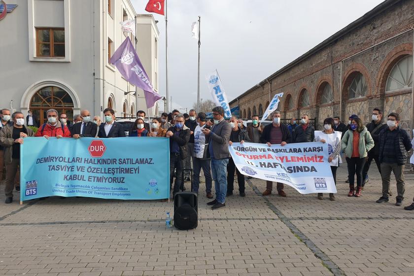 BTS İzmir Şubesi baskı ve sürgünlere karşı Alsancak garı önünde oturma eylemi yaptı.