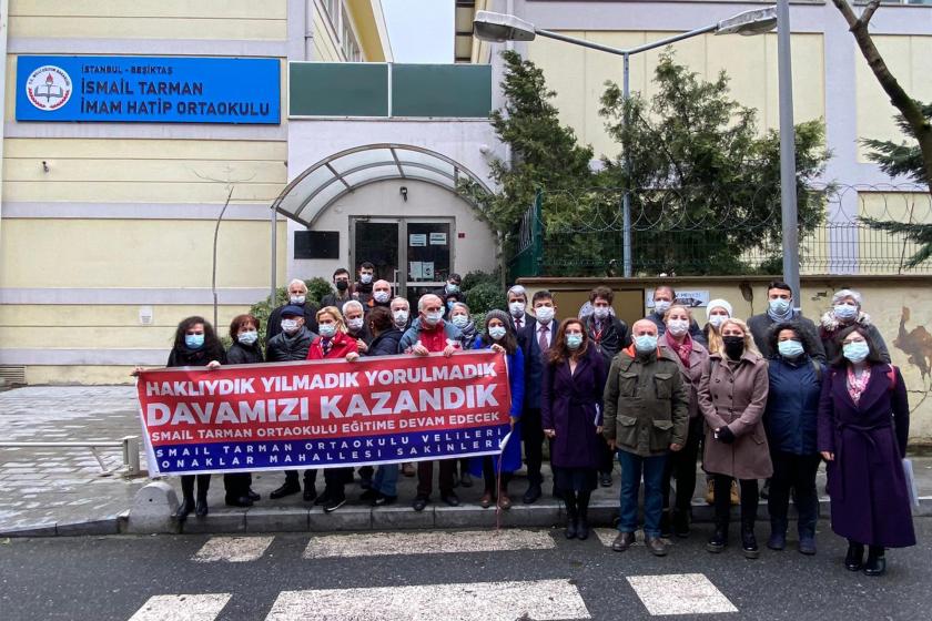 İsmail Tarman Ortaokulu velilerinin okul önünde yaptıkları eylemden bir fotoğraf.