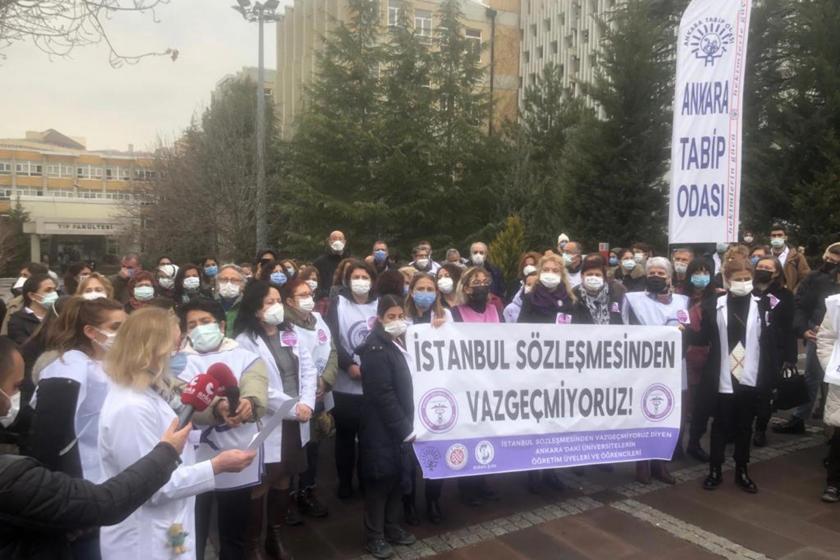 İstanbul Sözleşmesinden vazgeçmiyoruz yazılı pankart ve sağlıkçılar