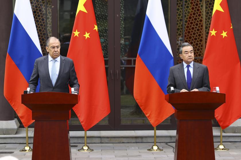 Sergey Lavrov (solda), Wang Yi (sağda) 