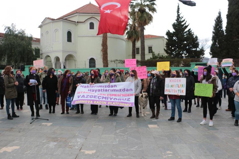 Bornova Kadın Platformu Bornova Cumhuriyet Meydanında İstanbul Sözleşmesinden çekilme kararına tepki göstererek açıklama yaptı