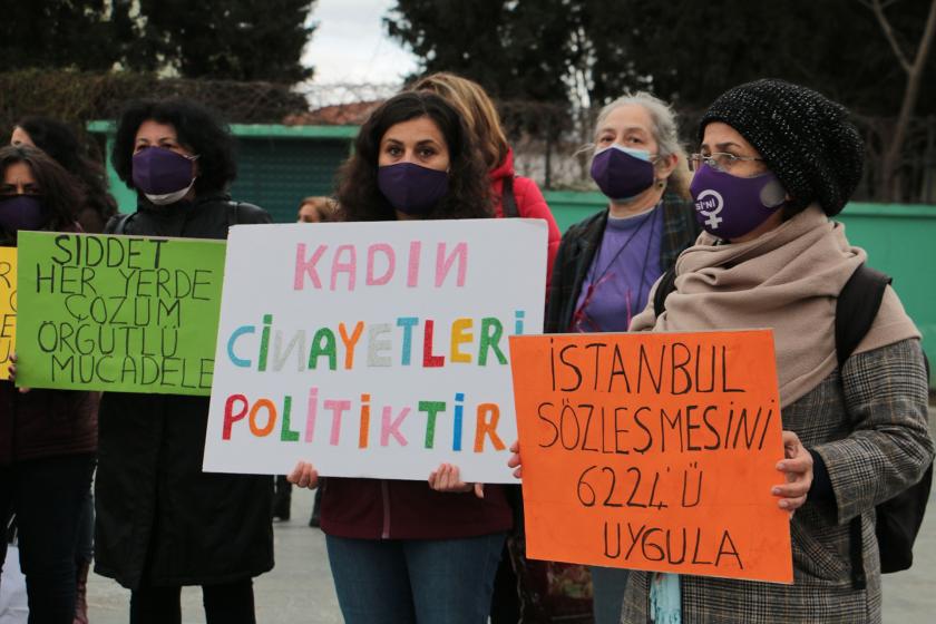 Bornova Kadın Platformu Bornova Cumhuriyet Meydanında İstanbul Sözleşmesinden çekilme kararına tepki göstererek açıklama yaptı