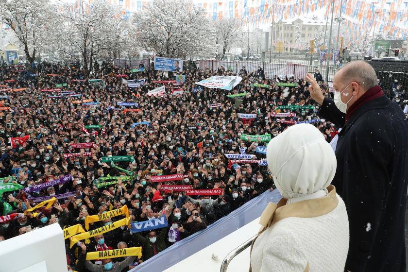 Tayyip Erdoğan ve Emine Erdoğan kongreyi gelenleri selamladı