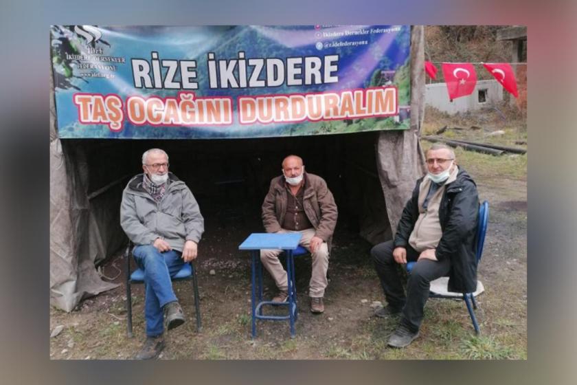 Rize İkizdere taş ocağını durduralım yazılı döviz ve altında çadırın önünde oturan 3 erkek