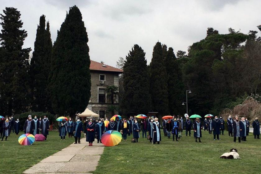 Rektörlüğe sırtını dönen Boğaziçili akademisyenler