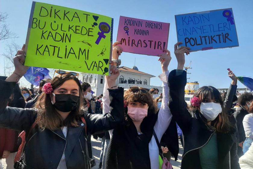 Kadıköy'de pankartlarıyla kadınlar