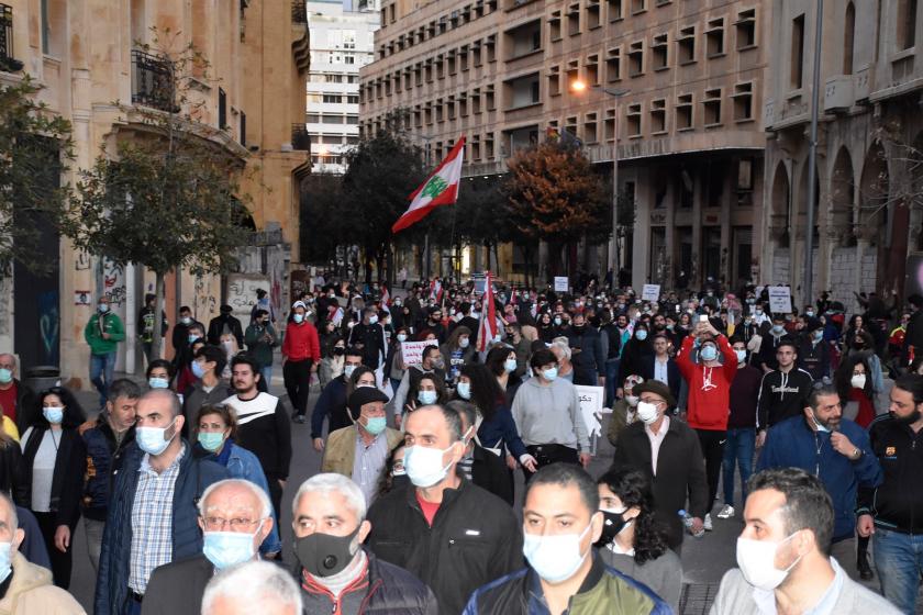 Lübnan'da ekonomik krizi ve kötü hayat koşullarını protesto eden halk gösteriler düzenliyor.