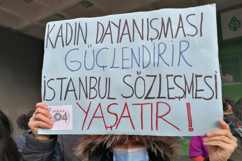 Ankara'da kadınların 'İstanbul Sözleşmesi'nden vazgeçmiyoruz' diyerek gerçekleştirdiği eylemden bir fotoğraf.