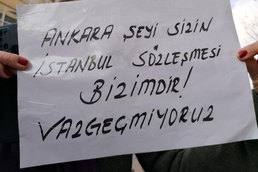 Ankara'da kadınların 'İstanbul Sözleşmesi'nden vazgeçmiyoruz' diyerek gerçekleştirdiği eylemden bir fotoğraf.