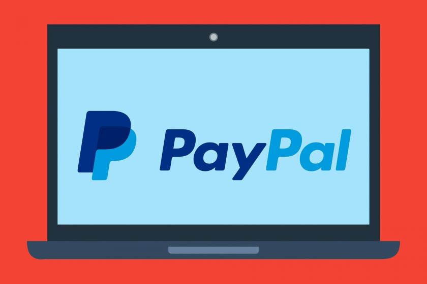 PayPal logosu bir pc ekranında