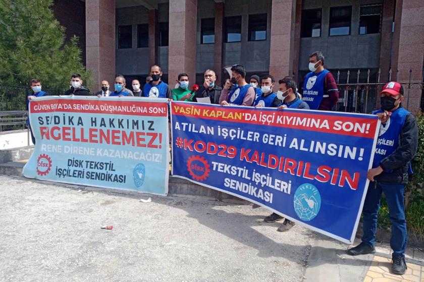 DİSK Tekstil üyesi Güven Boya ve Yasin Kaplan işçileri adliye önünde açıklama yaptı