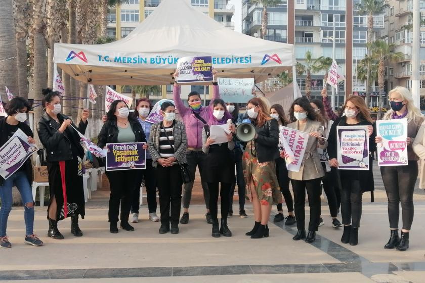 Mersin Kadın Platformu, İstanbul Sözleşmesi’nden çıkılmasına tepki göstermek için her çarşamba iki saatlik 'Yaşama Nöbeti' eylemi başlattı.