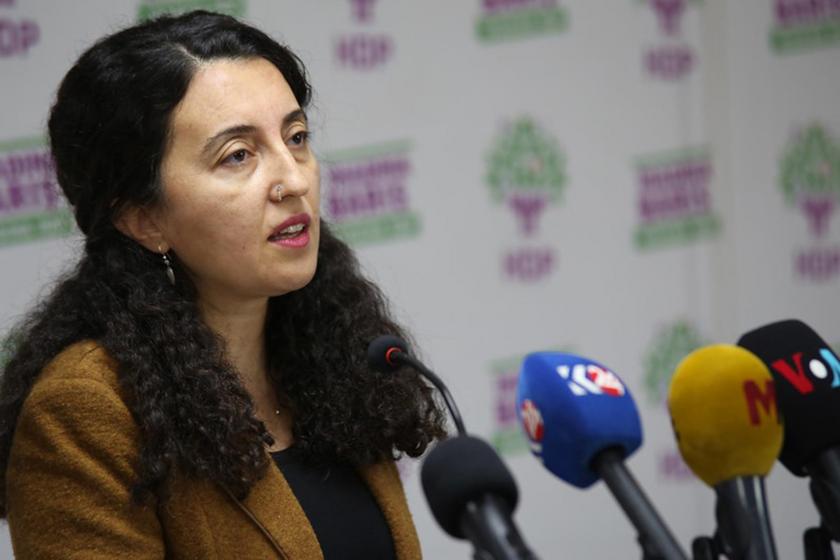 Ebru Günay basın toplantısında konuşuyor