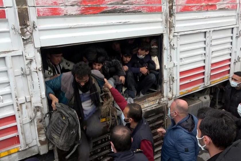 TIR'ın dorsesinde bulunan mülteciler