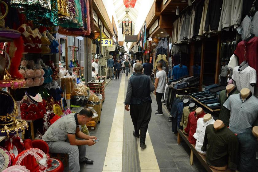 Esnaf boş oturuyor, sağda ve solda dükkanlar var