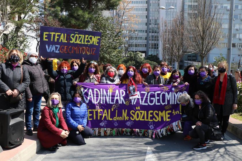 Şişli Etfal ve Sözleşme'den vazgeçmiyoruz pankartları taşıyan kadınlar