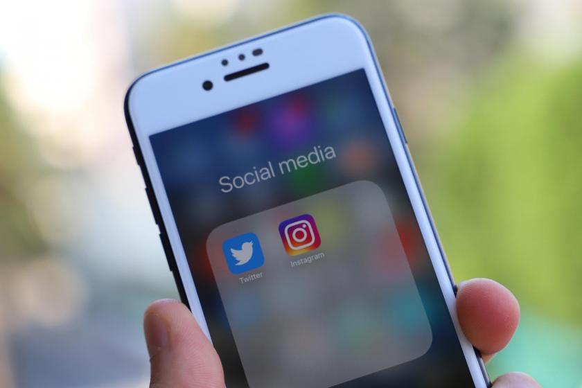 Telefon ekranında Twitter ve Instagram uygulamaları 